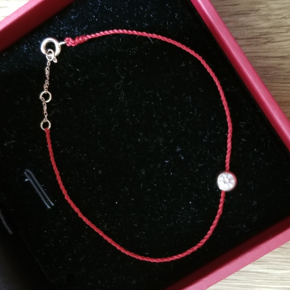 Red silk bracelet (Brand New!!!)